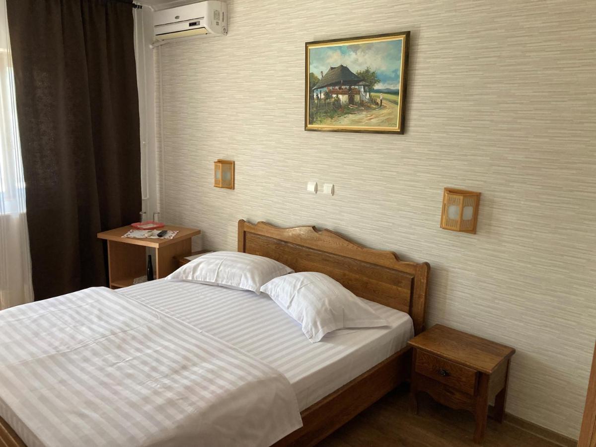 Pension La Ponton Ieşelniţa Exterior foto