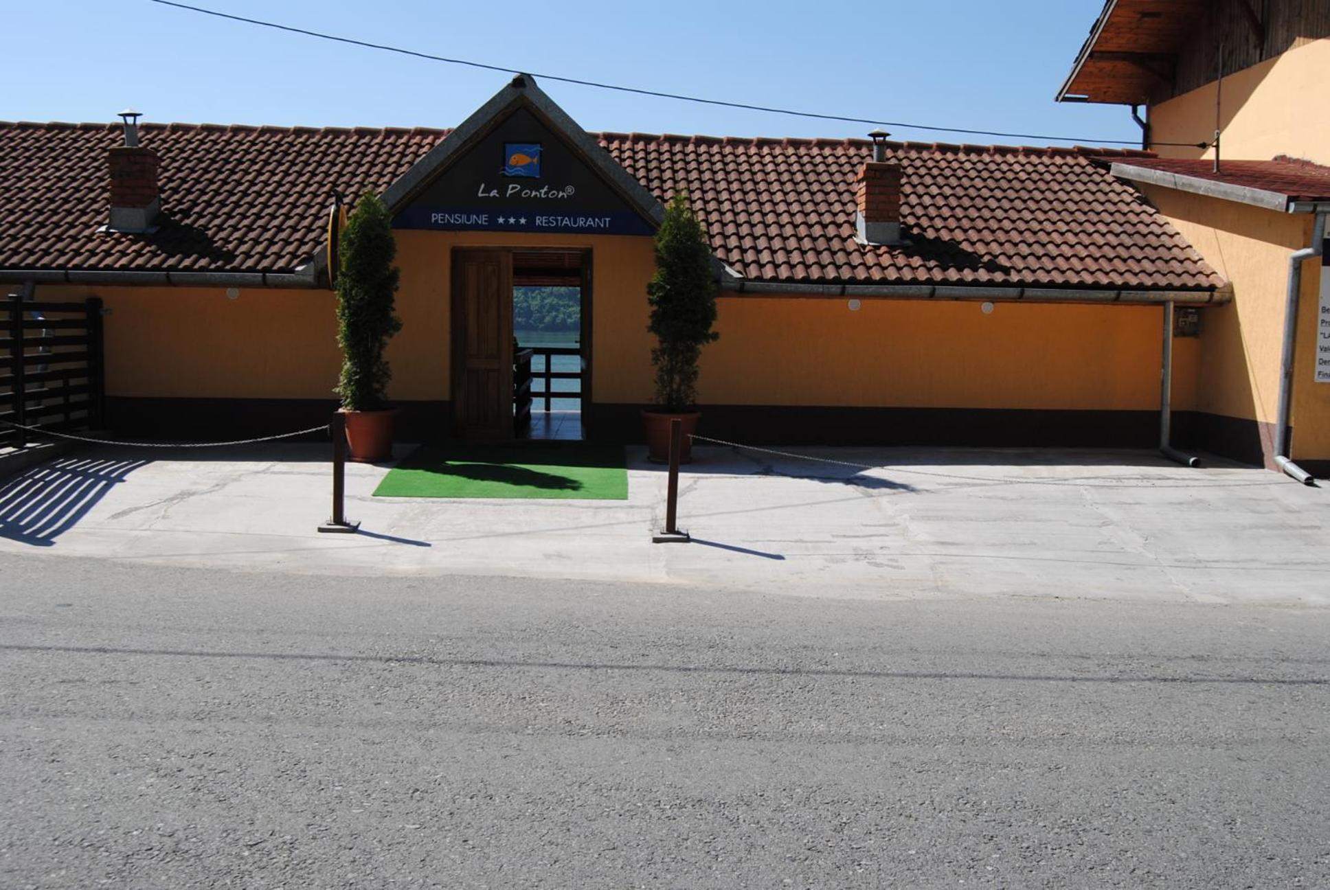 Pension La Ponton Ieşelniţa Exterior foto