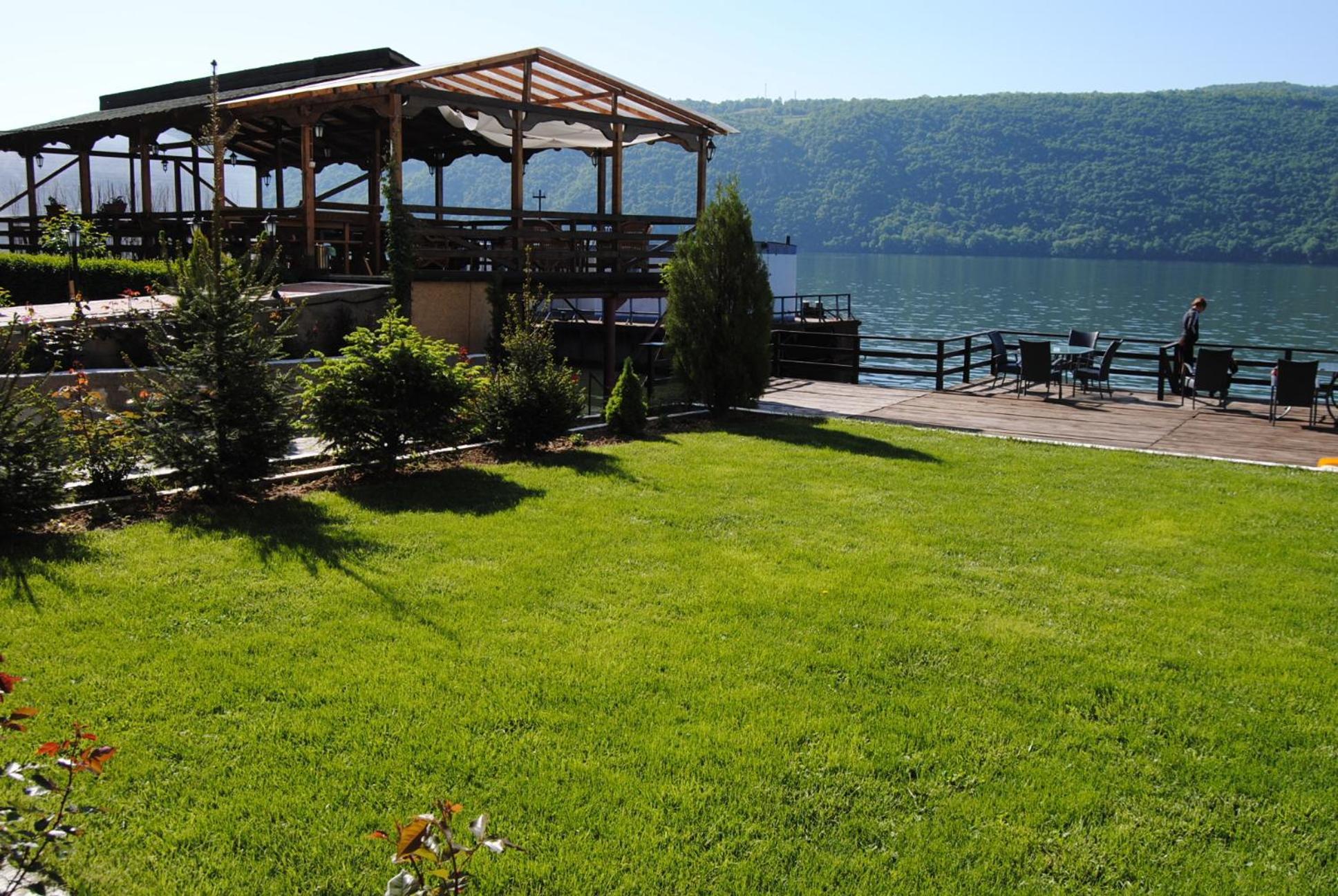 Pension La Ponton Ieşelniţa Exterior foto
