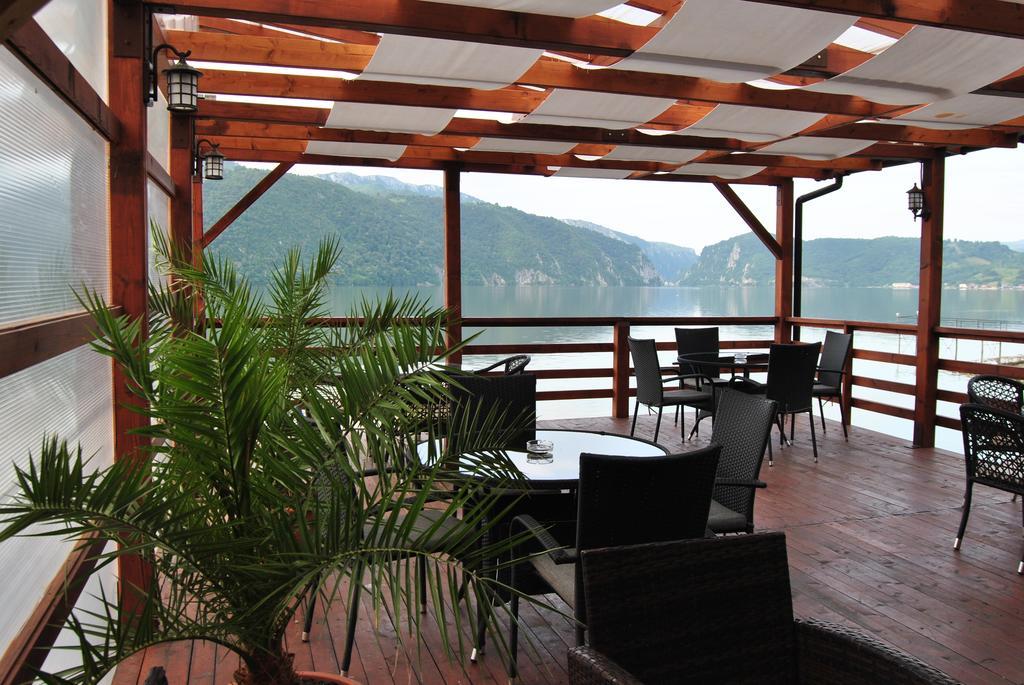 Pension La Ponton Ieşelniţa Exterior foto