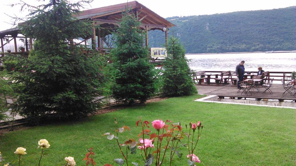 Pension La Ponton Ieşelniţa Exterior foto